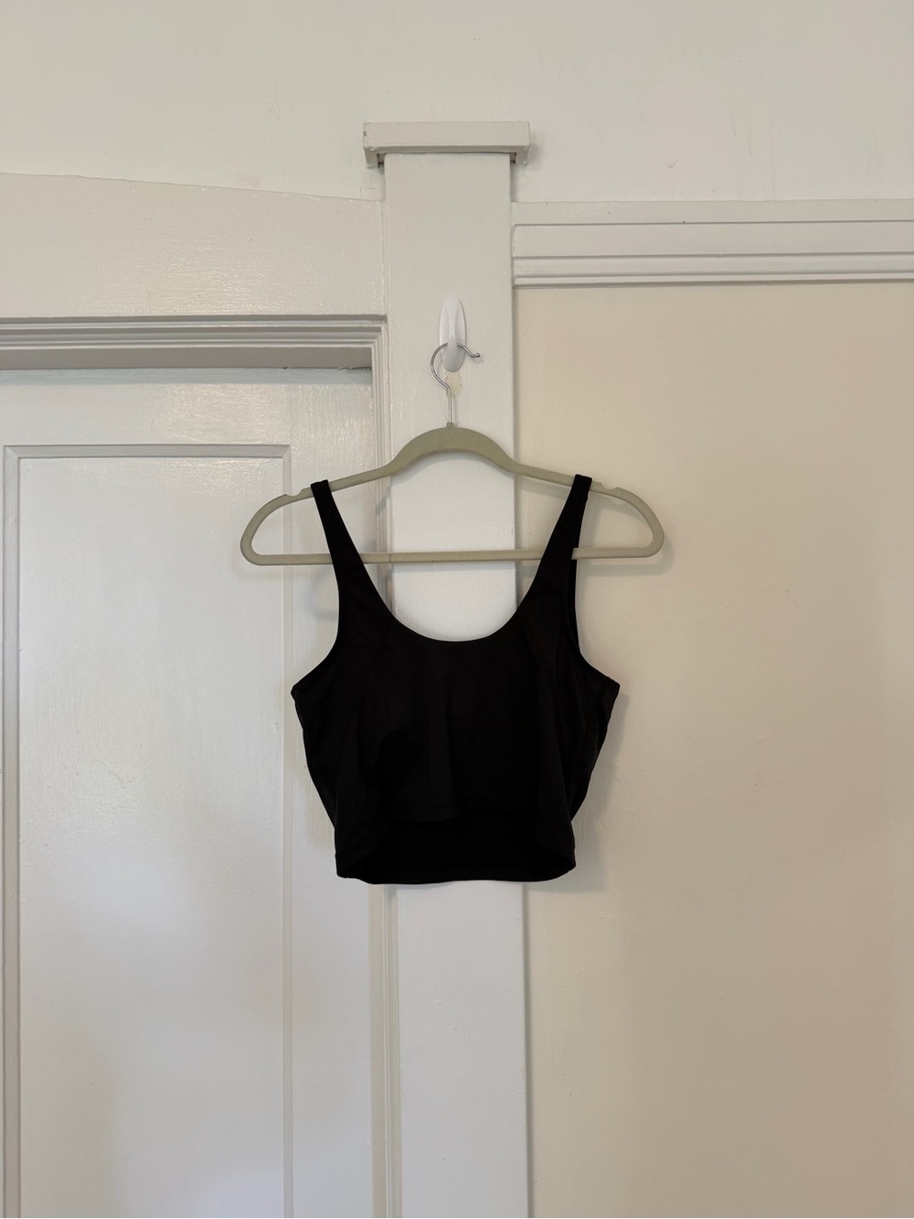 V-Neck Cropped Seamless Crop Tank Top - Black - Picture 7 of 7